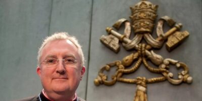 Cardenal Arthur Roche firma restricciones a la Misa tradicional.