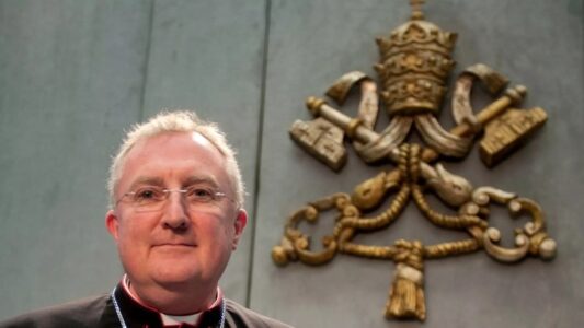 Cardenal Arthur Roche firma restricciones a la Misa tradicional.