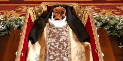 Cuerpo incorrupto de Santa Teresa en Alba de Tormes, objeto de polémica exhibición.