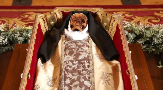 Cuerpo incorrupto de Santa Teresa en Alba de Tormes, objeto de polémica exhibición.