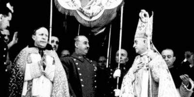 Imagen histórica de las anotaciones de Franco al Concilio Vaticano II con presencia de autoridades religiosas