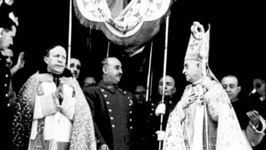 Imagen histórica de las anotaciones de Franco al Concilio Vaticano II con presencia de autoridades religiosas