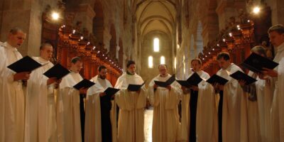 Monjes cantando gregoriano en liturgia tradicional en el Vaticano