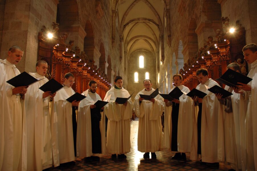 Monjes cantando gregoriano en liturgia tradicional en el Vaticano