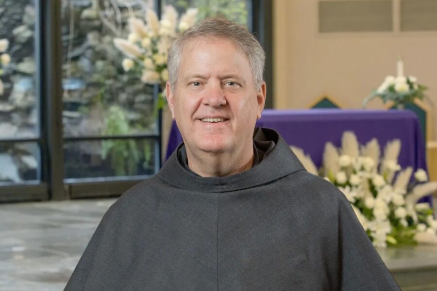 Obispo de Charlotte en parroquia previo a las restricciones a la Misa tradicional