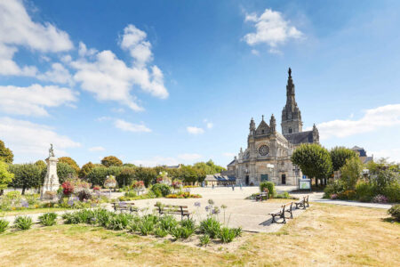 Santuario de Sainte-Anne-d’Auray en Bretaña durante el 400 aniversario de las apariciones de Santa Ana