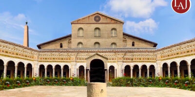 la-iglesia-mas-grandiosa-del-mundo.jpg" alt="Claustro de la iglesia más grandiosa del mundo, con arquitectura romana y jardines floridos.
