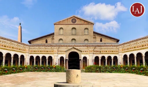 la-iglesia-mas-grandiosa-del-mundo.jpg" alt="Claustro de la iglesia más grandiosa del mundo, con arquitectura romana y jardines floridos.