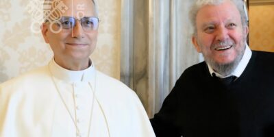 Kiko Argüello y el Papa León XIV sonríen durante un encuentro privado en el Vaticano