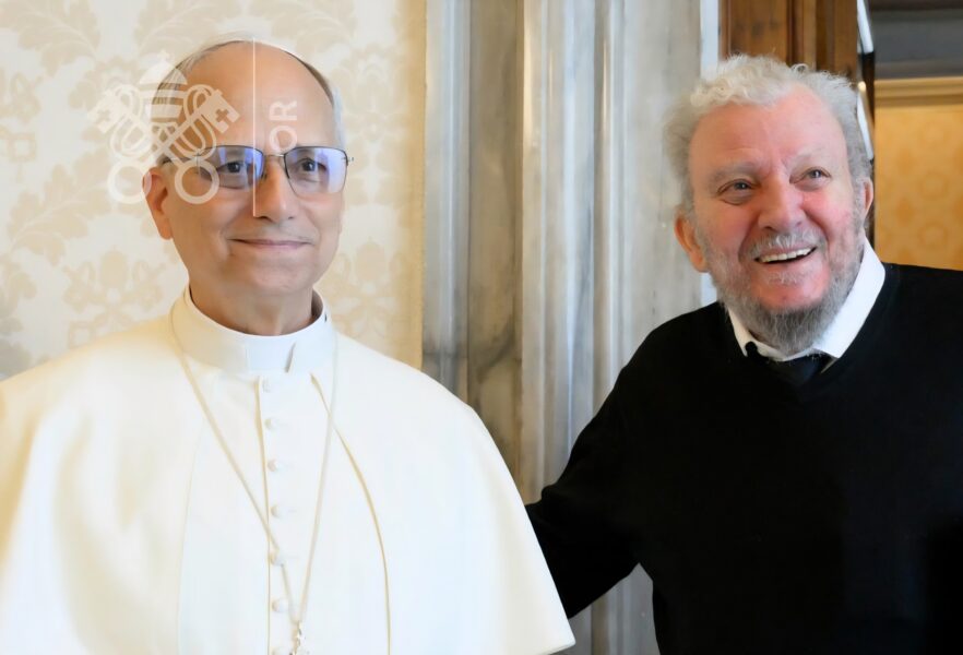 Kiko Argüello y el Papa León XIV sonríen durante un encuentro privado en el Vaticano