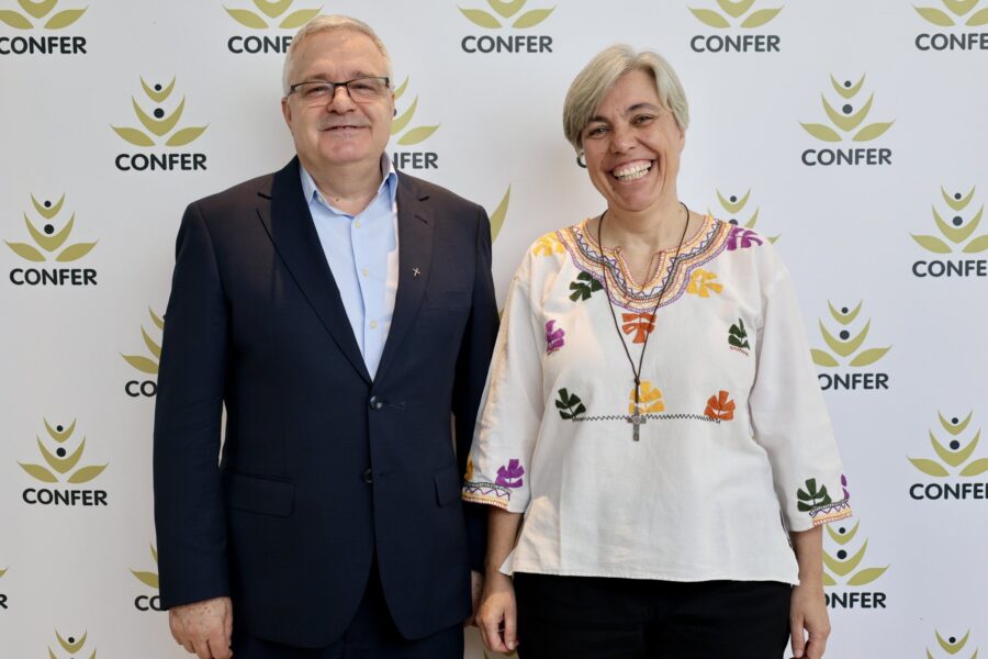 Representantes de la CONFER posan antes del acto con la ministra de Igualdad para pedir perdón por el franquismo