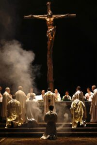 El cardenal Cobo ordena a fray Miguel Torres durante su ordenación sacerdotal en el Valle de los Caídos