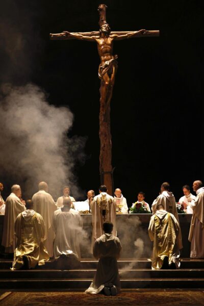 El cardenal Cobo ordena a fray Miguel Torres durante su ordenación sacerdotal en el Valle de los Caídos