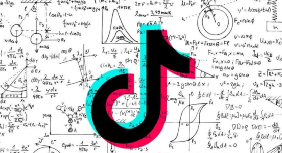 Logo de TikTok sobre un fondo de fórmulas matemáticas y físicas complejas.