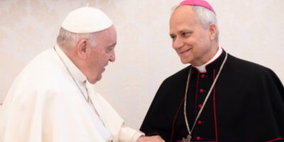 El Papa León XIV saluda cordialmente a un obispo durante la audiencia con los nuncios.