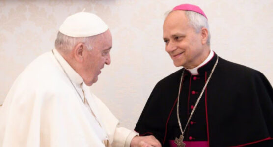 El Papa León XIV saluda cordialmente a un obispo durante la audiencia con los nuncios.