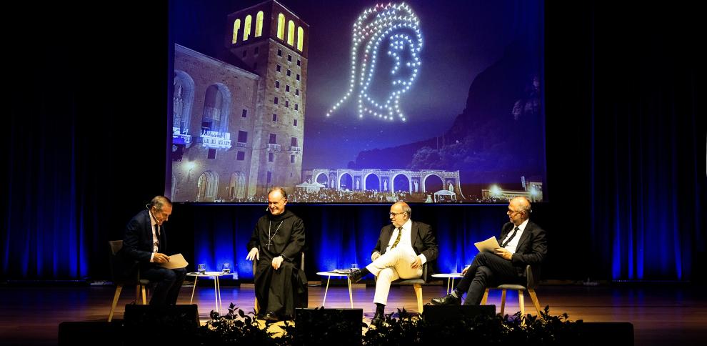 El abad de Montserrat, Manel Gasch, participa en un foro en Barcelona para presentar una propuesta cristiana auténtica, con una imagen luminosa de la Virgen de Montserrat de fondo.