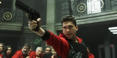 Jaime Lorente en La Casa de Papel durante una escena de acción, antes de su conversión a la fe católica