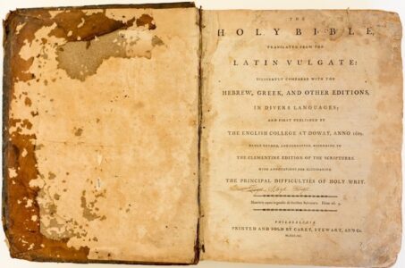 Biblia antigua como símbolo de la religión oculta en Washington