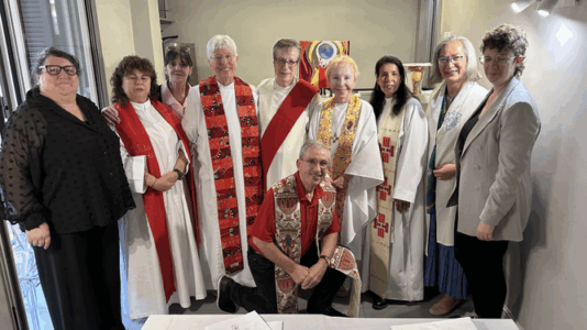 Grupo de supuestas obispas durante una ceremonia simbólica, ejemplo visual de la caspa ideológica criticada en el artículo.