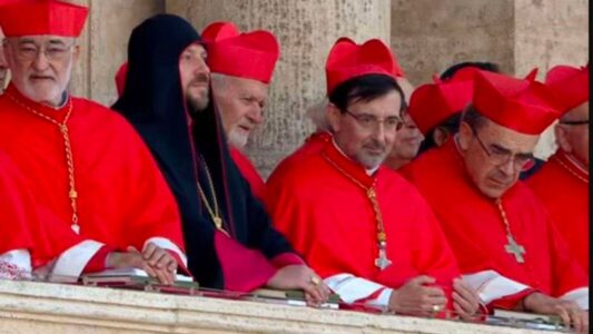 Grupo de cardenales en la logia vaticana durante los actos del precónclave, con José Cobo entre ellos.