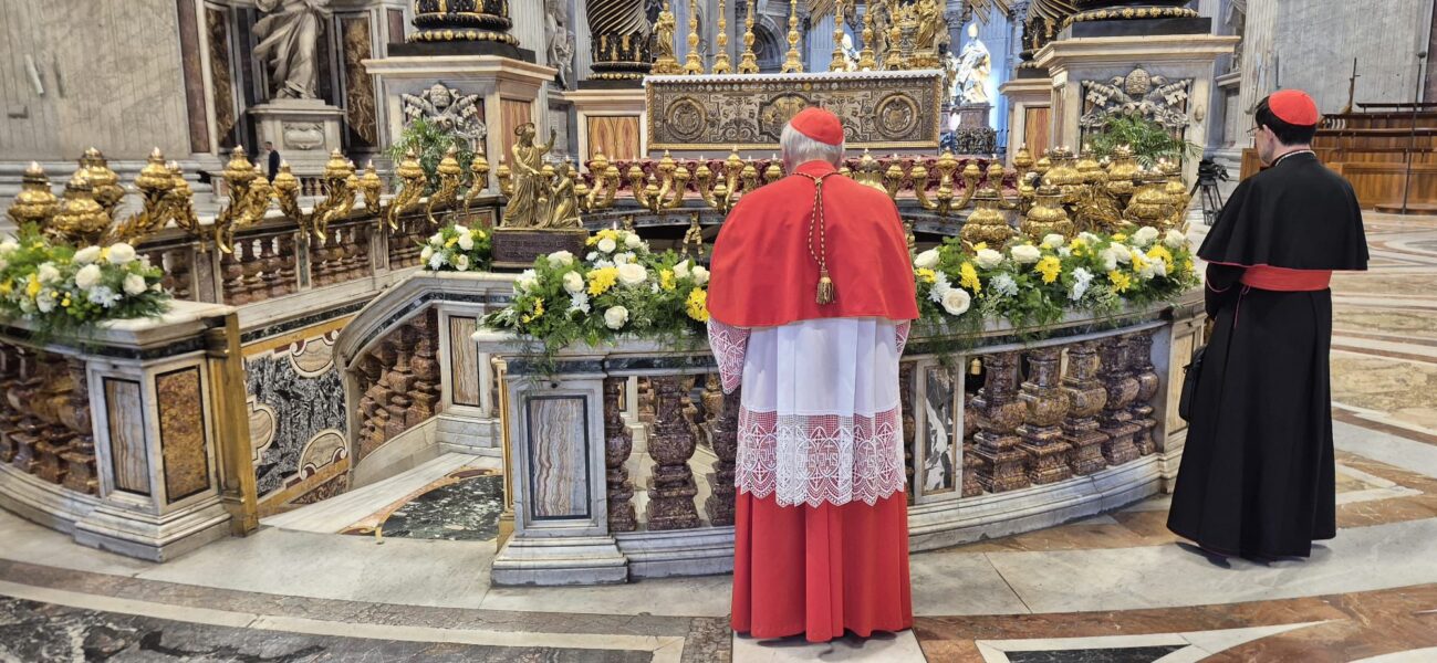Promoción de la mediocridad en la Iglesia: cardenales rezan ante el altar en una basílica