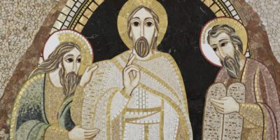 Mosaico religioso de Marko Rupnik representando a Cristo y dos figuras bíblicas, ejemplo de la gracia sin belleza