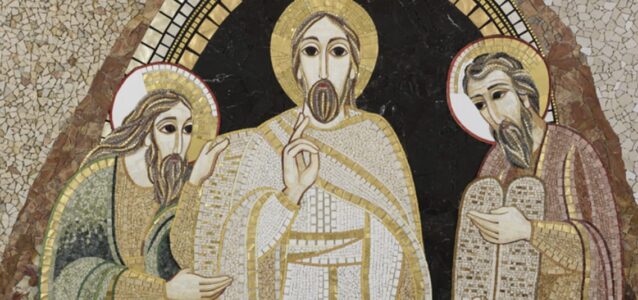 Mosaico religioso de Marko Rupnik representando a Cristo y dos figuras bíblicas, ejemplo de la gracia sin belleza