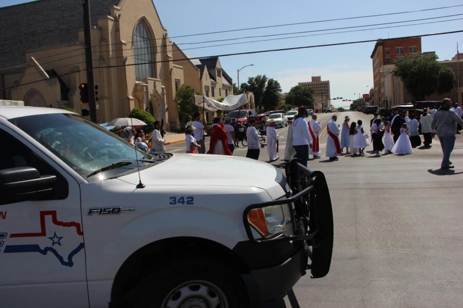 Peregrinación eucarística en EE.UU. con procesión del Santísimo Sacramento en una calle de Texas