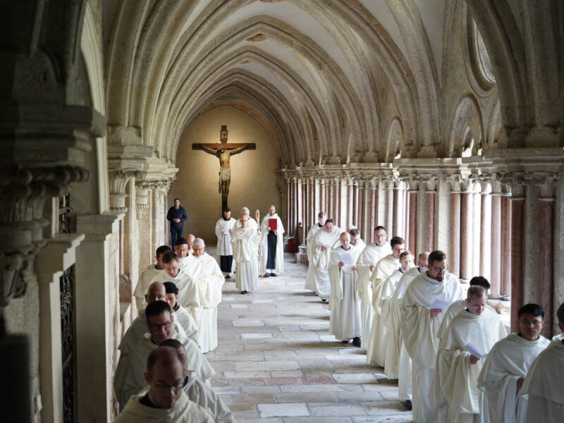 Prefecta Brambilla ordena visita a Heiligenkreuz mientras los monjes cistercienses procesionan en la abadía