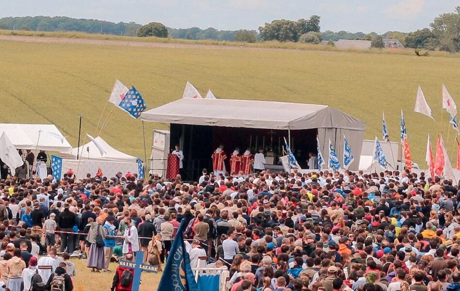Peregrinación que defiende preservar la liturgia tradicional con misa al aire libre