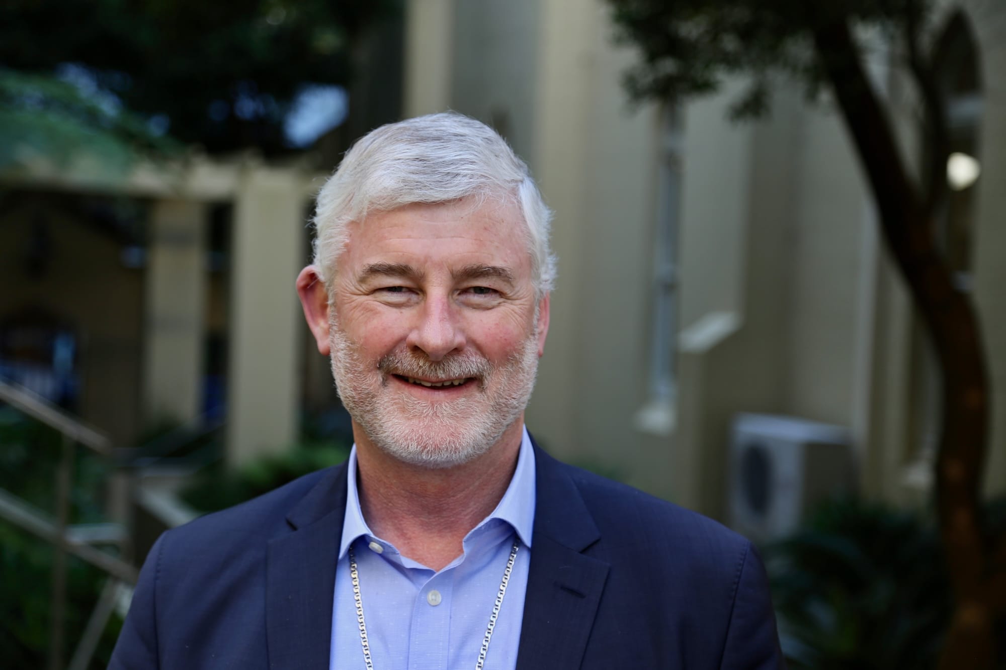 Shane Mackinlay sorrindo do lado de fora após nomeação como arcebispo de Brisbane
