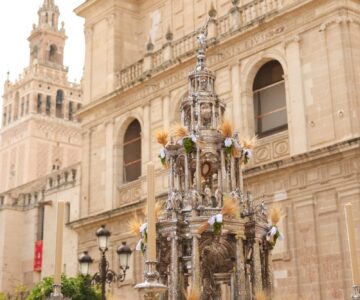 Custodia del Corpus Christi frente a la Catedral de Sevilla