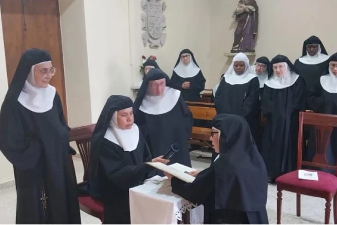 Madre viuda profesa votos perpetuos ante comunidad de religiosas agustinas recoletas en convento de Vitigudino