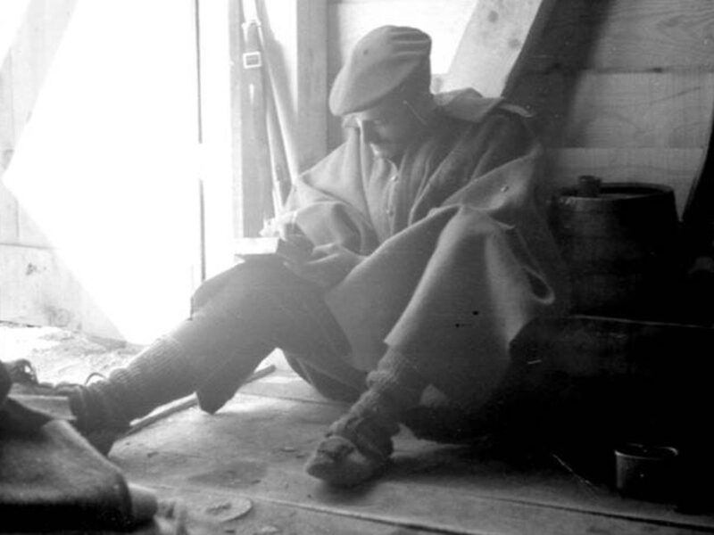 Bernardo Ruiz Cano escribiendo durante la Guerra Civil Española