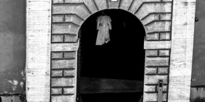 Una de las cinco decisiones que marcarán el rumbo del pontificado, representada por una túnica blanca en un portal vaticano