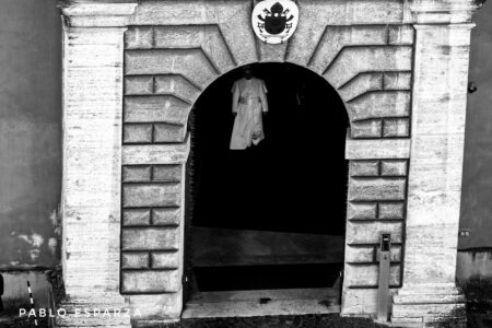 Una de las cinco decisiones que marcarán el rumbo del pontificado, representada por una túnica blanca en un portal vaticano