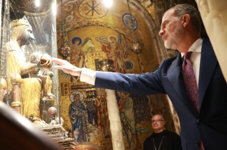 El Rey Felipe VI tocando la imagen de la Virgen de Montserrat en la abadía benedictina durante la celebración del milenario.