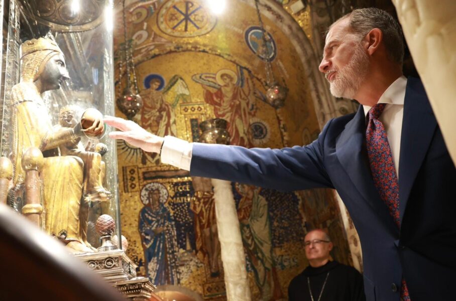 El Rey Felipe VI tocando la imagen de la Virgen de Montserrat en la abadía benedictina durante la celebración del milenario.