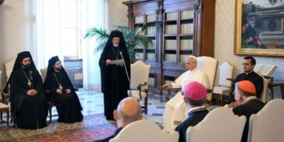 El Papa León XIV reunido con representantes del Patriarcado Ecuménico de Constantinopla en el Vaticano durante un encuentro oficial.