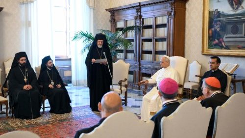 El Papa León XIV reunido con representantes del Patriarcado Ecuménico de Constantinopla en el Vaticano durante un encuentro oficial.