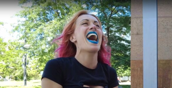 Una colaboradora de Pablo Iglesias riendo con el pelo teñido y los labios pintados de azul