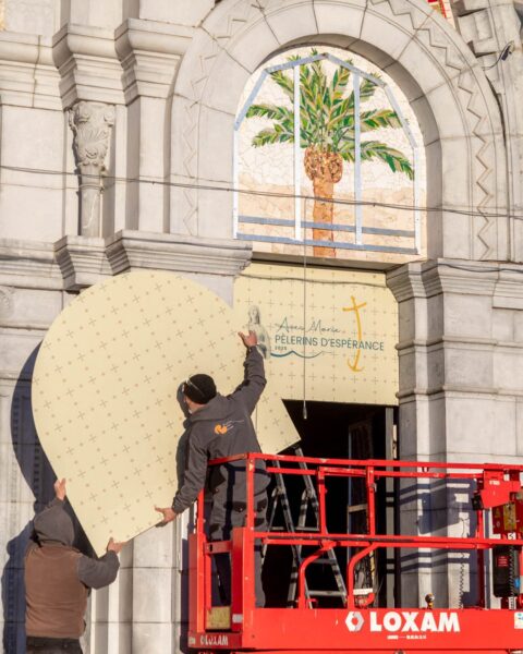 Stephane Soriano lanza el ramo en una ceremonia polémica vinculada al escándalo Rupnik y la postura del Vaticano.