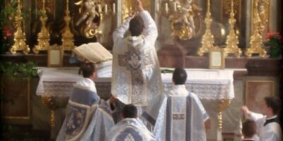 Sacerdotes celebran la Misa Tradicional en Latín en un altar adornado al estilo barroco.