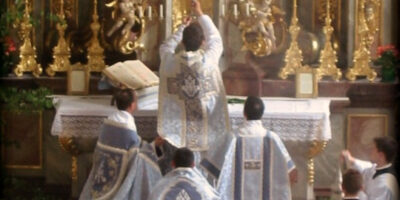 Liturgia tradicional en la Misa tridentina, en contraste con el Novus Ordo analizado por Esolen