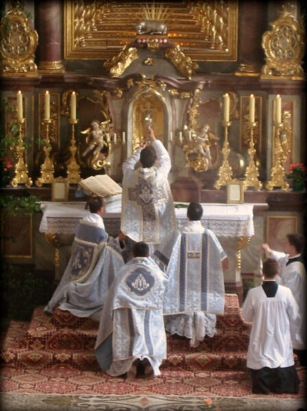 Liturgia tradicional en la Misa tridentina, en contraste con el Novus Ordo analizado por Esolen