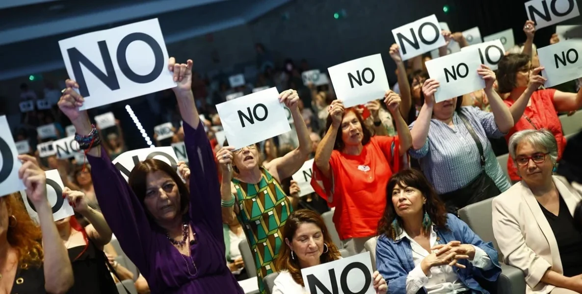 CONFER y acto de perdón rechazado por el público con carteles de NO durante el evento