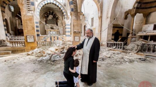 Martirio de mujeres cristianas en Siria: sacerdote consuela a madre e hijo en iglesia destruida