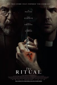 Póster de la película The Ritual con Al Pacino y Dan Stevens interpretando a sacerdotes