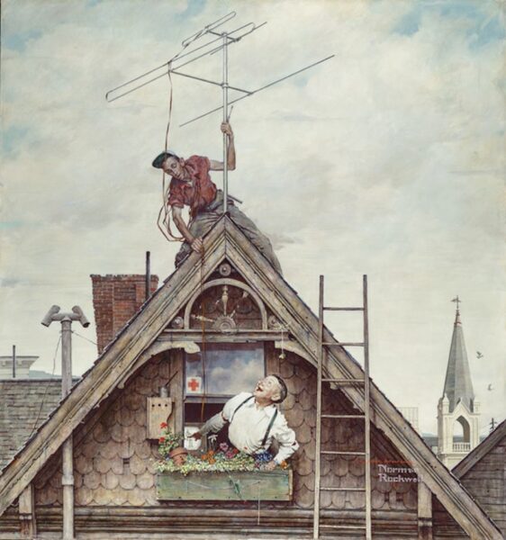 Escena humorística de dos hombres intentando romper el televisor ajustando una antena en el tejado.